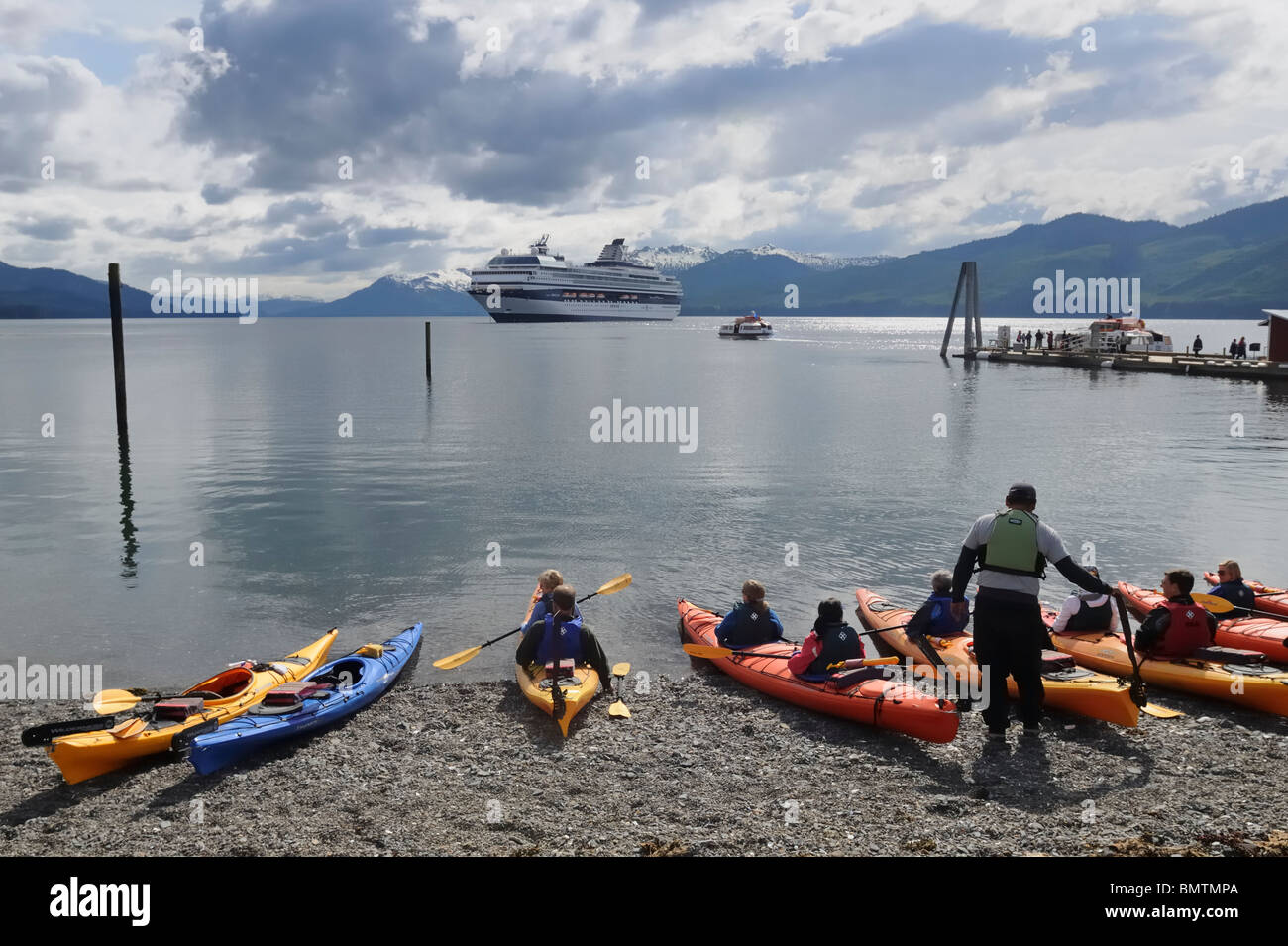 Eine Gruppe von Passagieren vom Kreuzfahrtschiff Celebrity Mercury bereiten Sie sich für ein Kajak Lektion an Icy Strait Point, Alaska Amerika Stockfoto