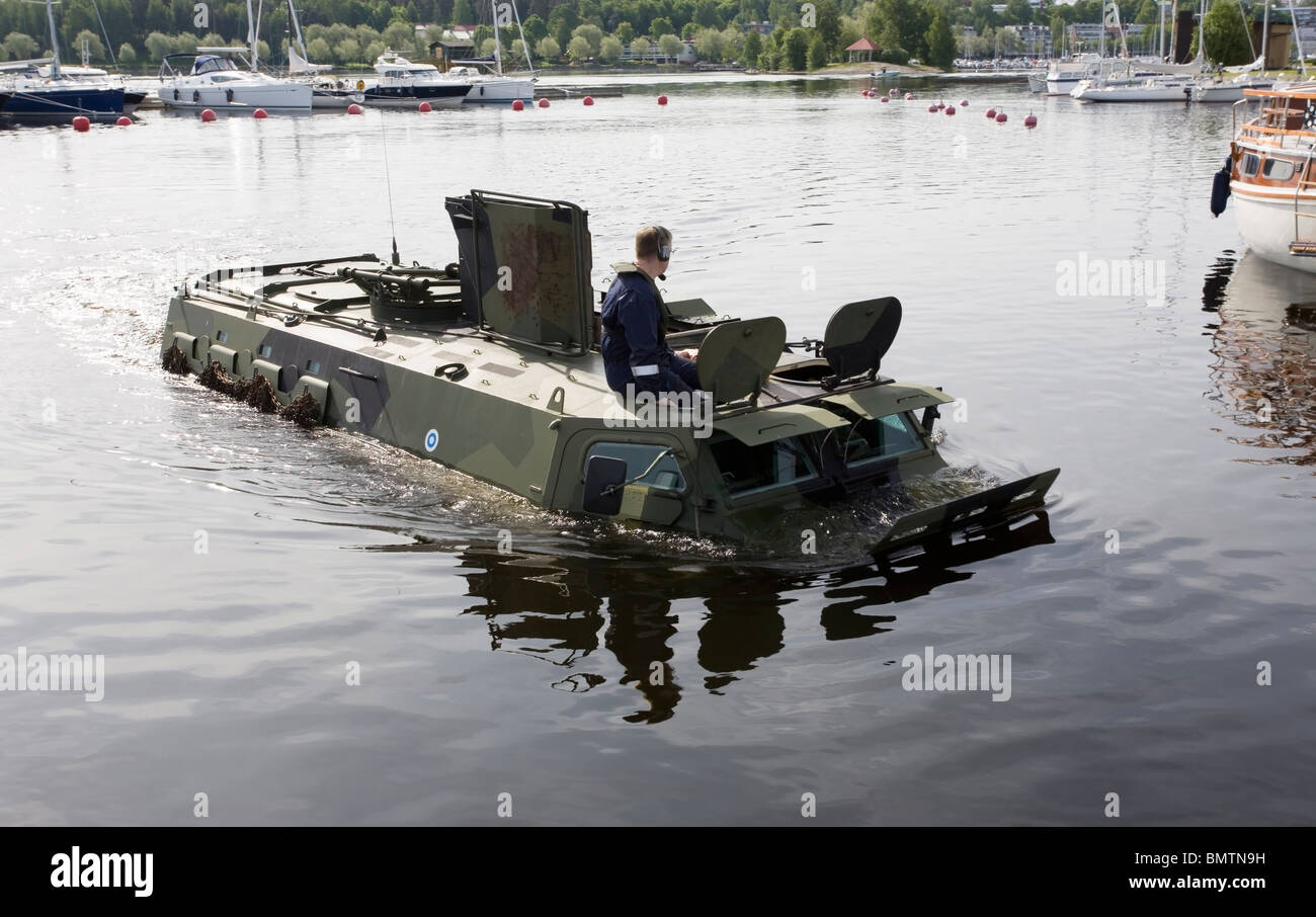 Finnische militärische sechsrädrigen gepanzerten Mannschaftswagen Stockfoto