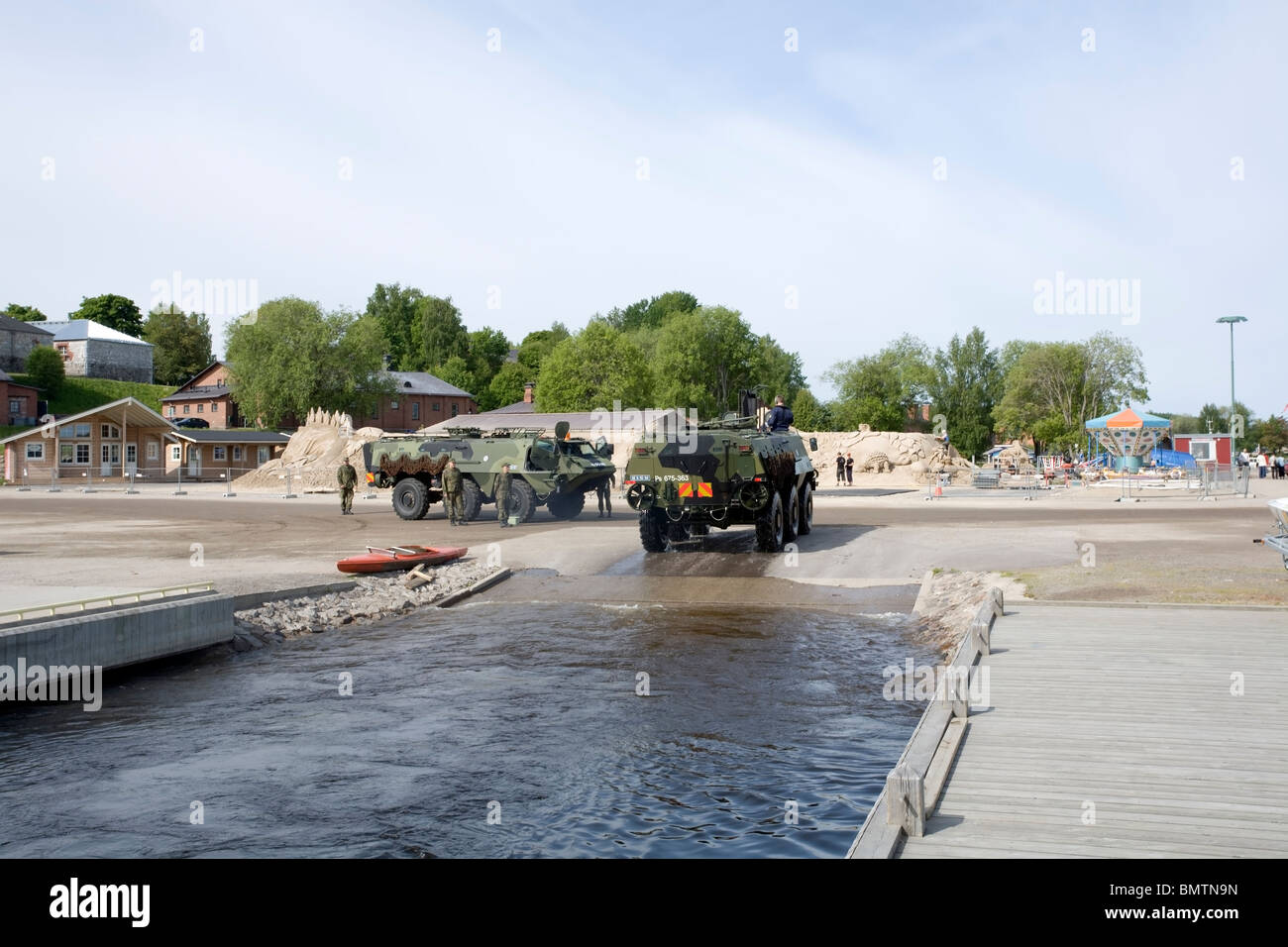 Finnische militärische sechsrädrigen gepanzerten Mannschaftswagen Stockfoto