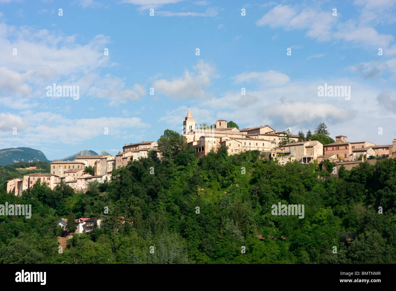 Weiten Himmel über dem historischen Hilltown OfAmandola in Le Marche, Italien Stockfoto