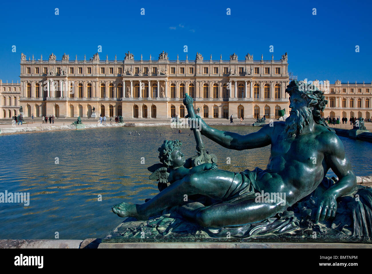 Bronze-Skulptur am Rand des Brunnens im Garten am Chateau de Versailles Stockfoto