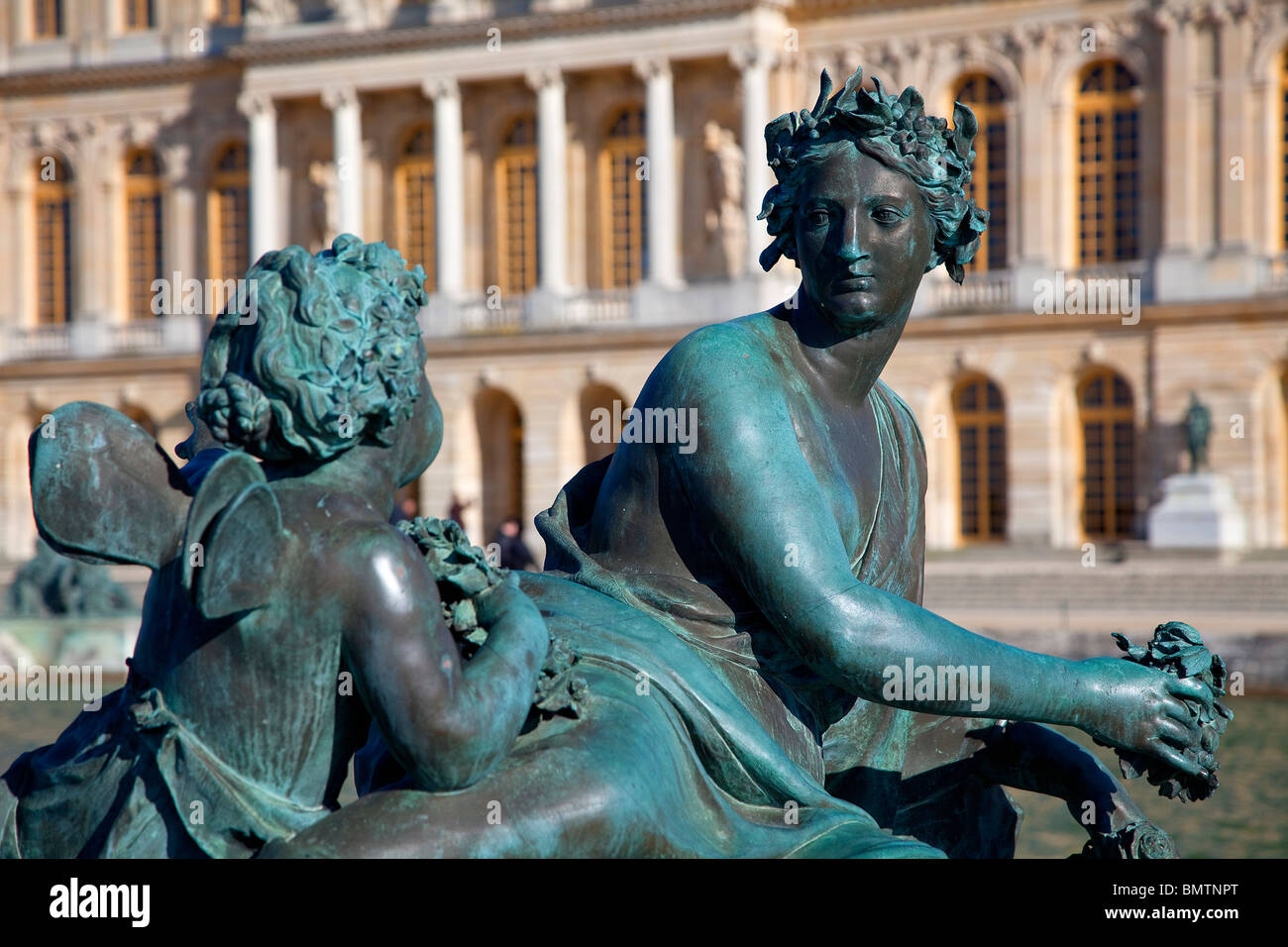 Bronze-Skulptur am Rand des Brunnens im Garten am Chateau de Versailles Stockfoto