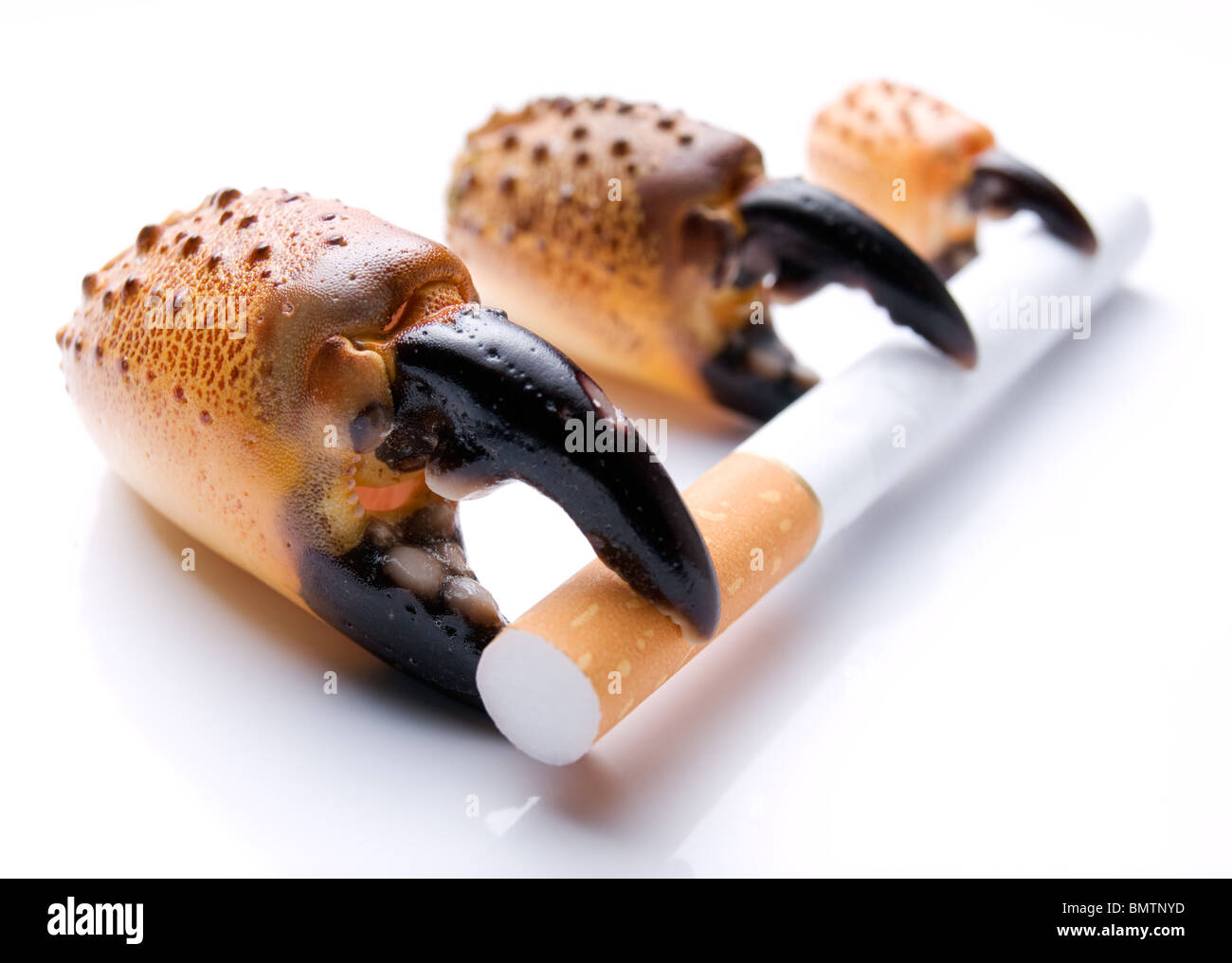 Die Metapher über drei Stufen der Entwicklung von Lungenkrebs durch Rauchen. Stockfoto
