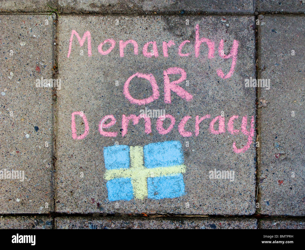 Monarchie oder Demokratie - Text auf Pflastersteine, als stiller Protest gegen die schwedische Krone Princesss Hochzeit 19 Juni 2 Stockfoto