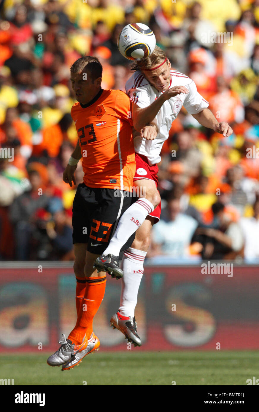 Rafael Van der Vaart der Niederlande (l) und Christian Poulsen Denmark (r) wetteifern um einen Header in einem WM-Spiel 2010 Stockfoto