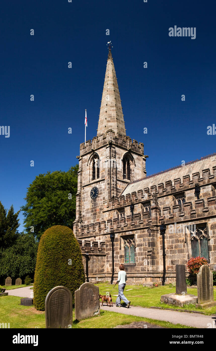Großbritannien, England, Derbyshire, Peak District, Hathersage, Frau zu Fuß Hund durch St. Michael Friedhof Stockfoto