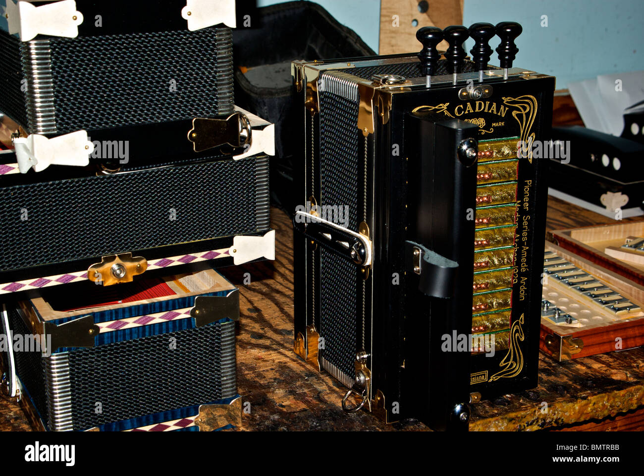 Acadian Akkordeons Endmontage Marc Savoy Musik Center Eunice LA in Erwartung nach Maß Stockfoto