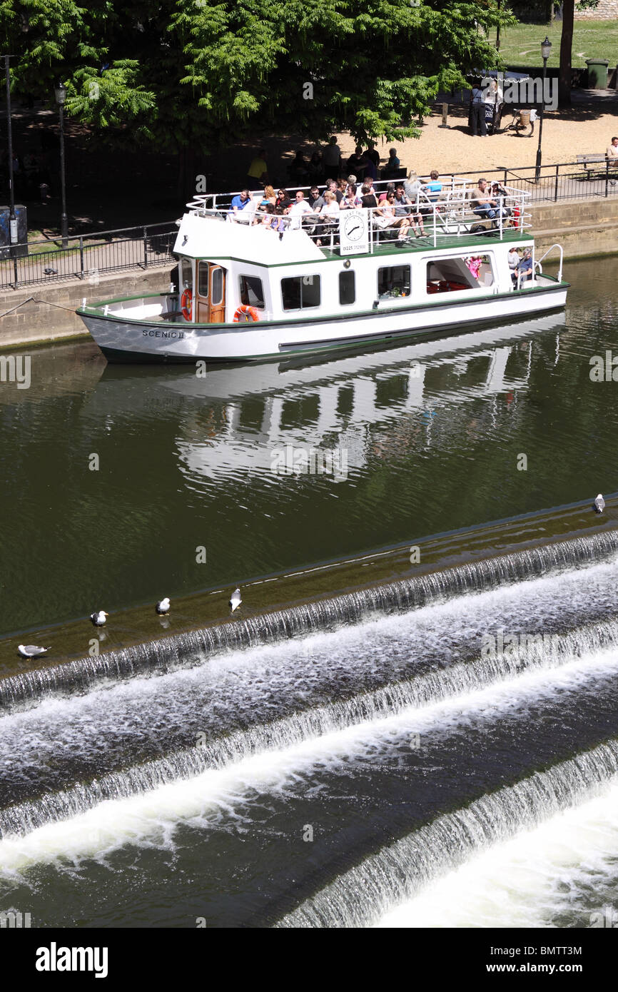 Bath England Fluß Avon Vergnügen Bootsfahrt beim Pulteney Wehr Stockfoto