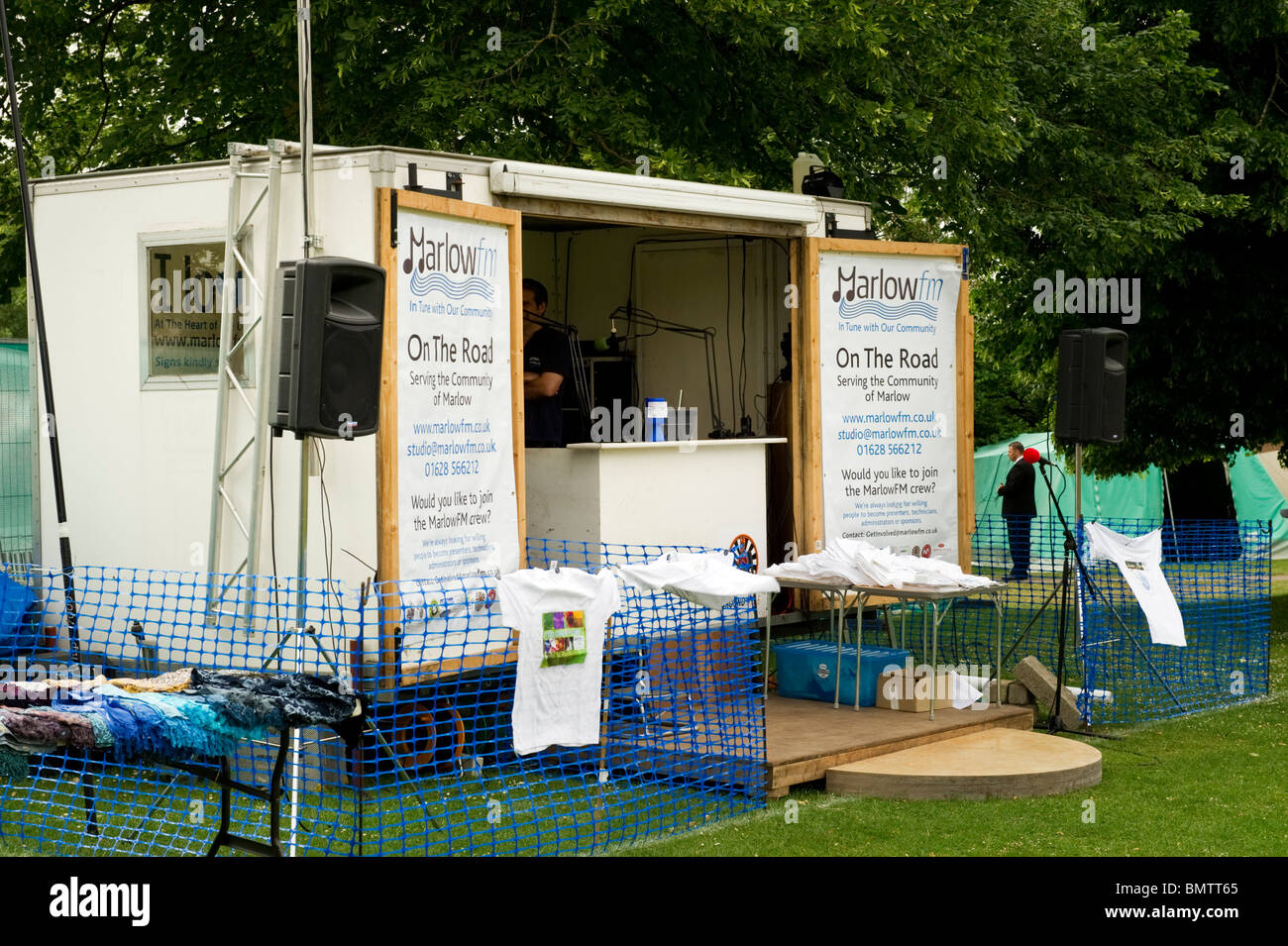 Lokale Radiosendung Marlow FM Rundfunk aus einem Wohnwagen am jährlichen Stadtfest Marlow. Stockfoto