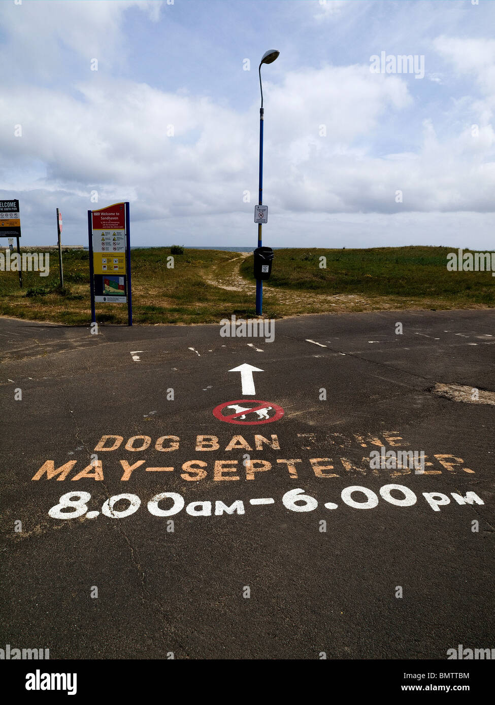 Bekanntmachung über einen Pfad zum Strand "Hund Verbot Zone Mai-September 08:00-18:00 bei South Shields Tyne & Wear Stockfoto