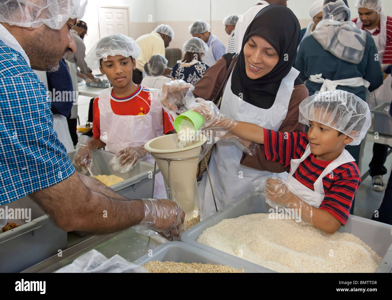 Muslimische freiwillige verpacken Lebensmittel für Familien in Not Stockfoto