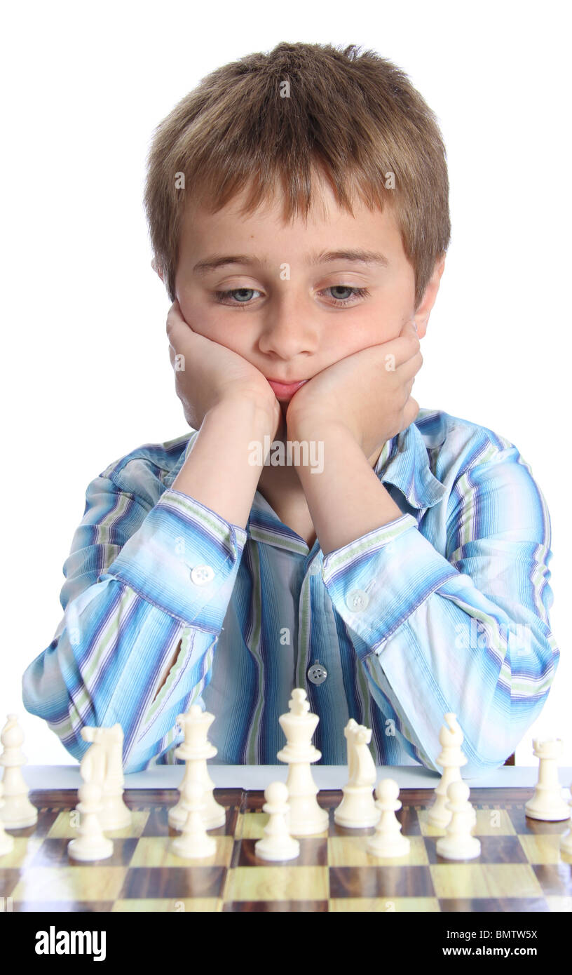 Kleiner Junge Schach zu spielen und auf der Suche zu langweilen. Stockfoto