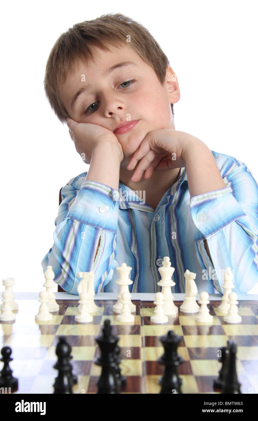 Kleiner Junge Schach zu spielen und auf der Suche zu langweilen. Stockfoto