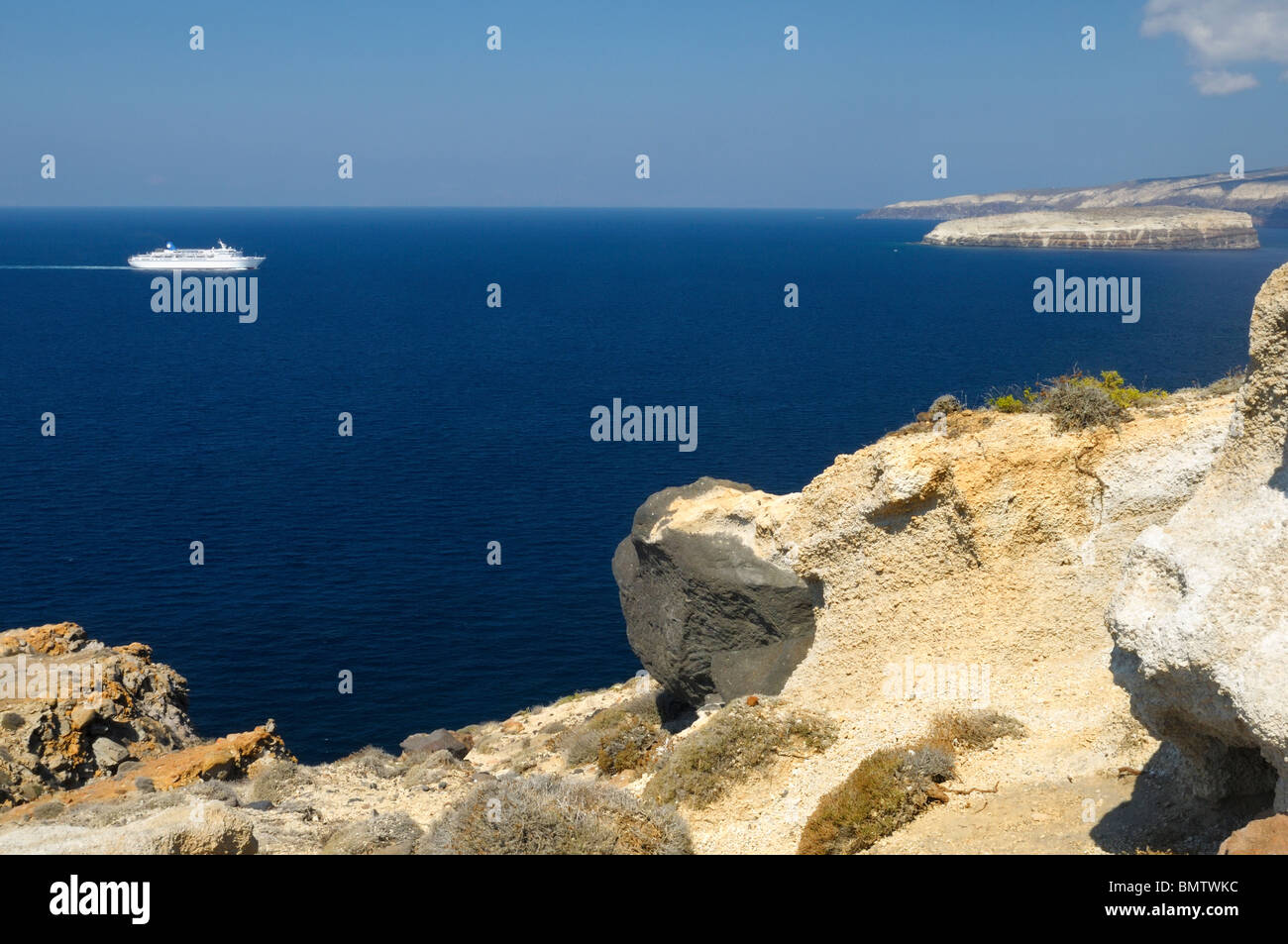 Blick vom Kap Akrotiri Leuchtturm (Faro) in Richtung Fira auf Santorin in Griechenland. Stockfoto