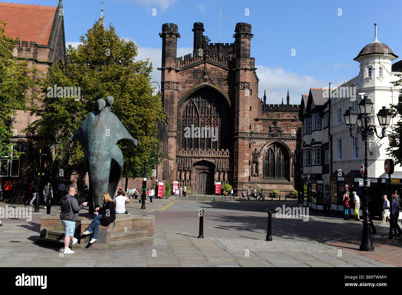 Chester Cathedral und die Feier von Chester-Skulptur von Stephen Broadbent Stockfoto