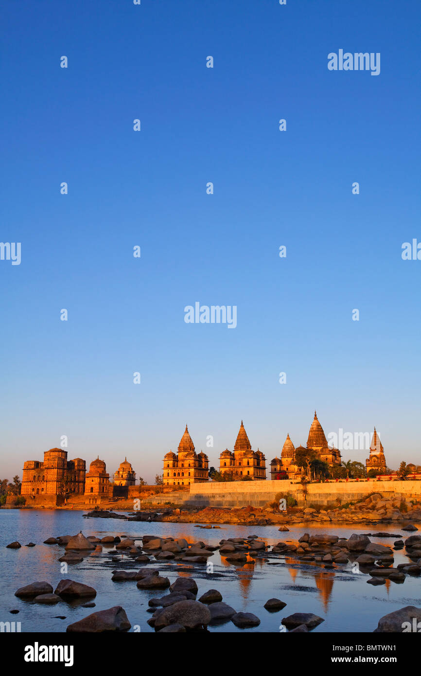 Chhatris über dem Betwa Fluß bei Sonnenaufgang, Orchha, Madhya Pradesh, Indien Stockfoto