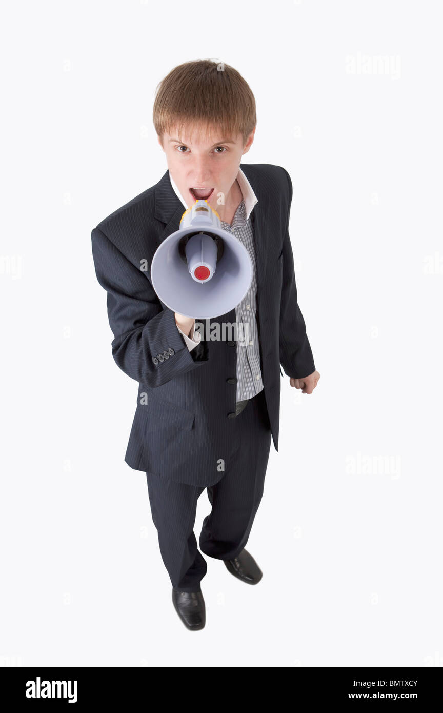 Junger Geschäftsmann mit Megaphon schreien und nachschlagen Stockfoto