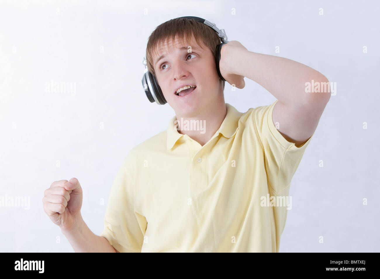 Junger Mann Musik hören mit Kopfhörer und nachschlagen Stockfoto