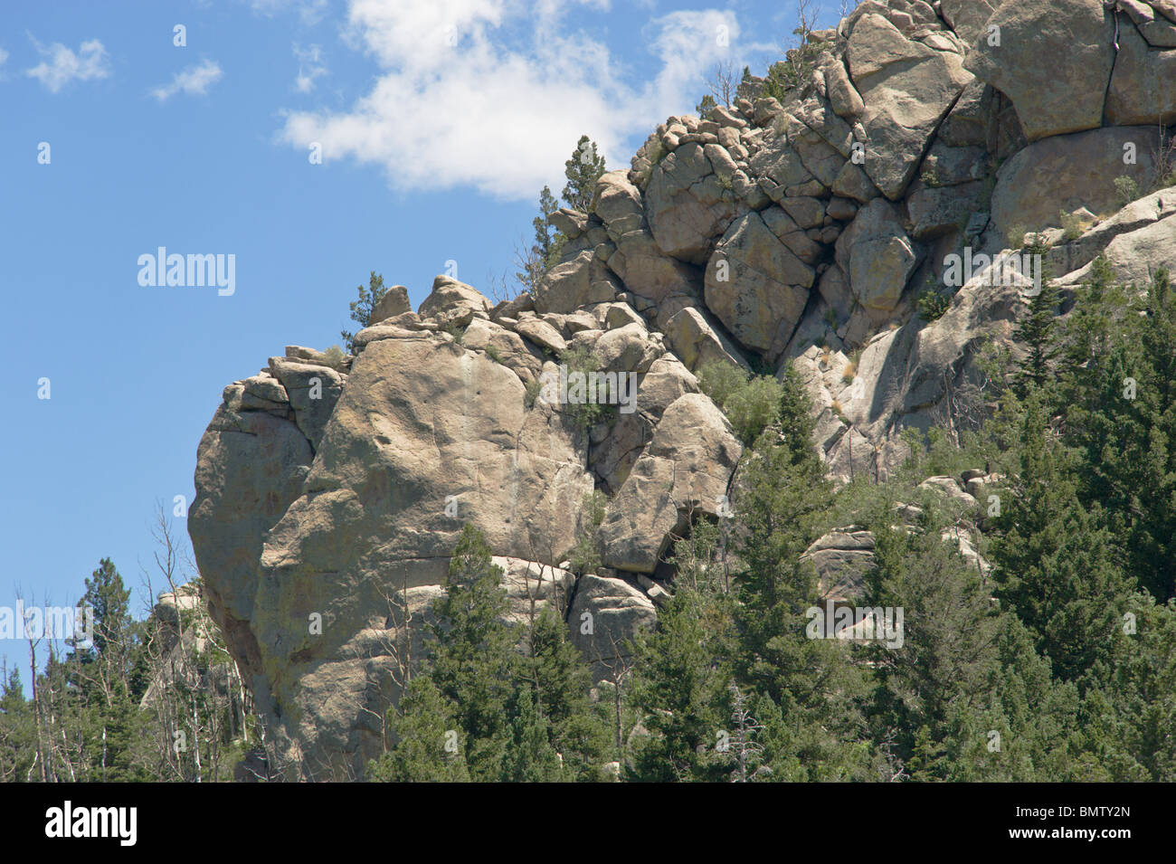 Einen dramatischen Felsen entlang des Weges in den White Mountain Wilderness, Lincoln National Forest, Ruidoso in New Mexico zu Tage tretenden. Stockfoto