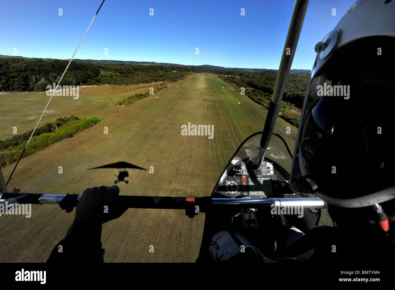 Ein Microlight Flugzeug nähert sich eine Start-und Landebahn Stockfoto