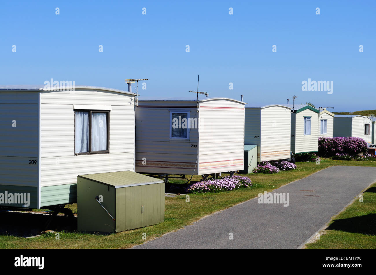 Wohnwagen in einem Ferienpark in Cornwall, Großbritannien Stockfoto