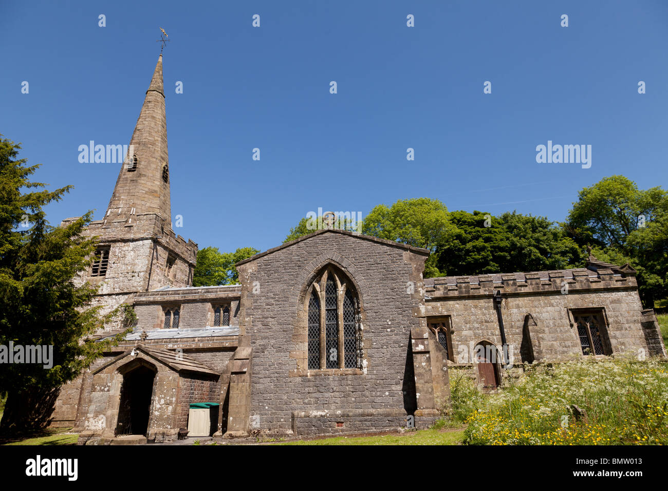 Die Kirche St. Johannes der Täufer in dem Dorf Chelmorton im Bereich White Peak von Derbyshire Peak District Stockfoto