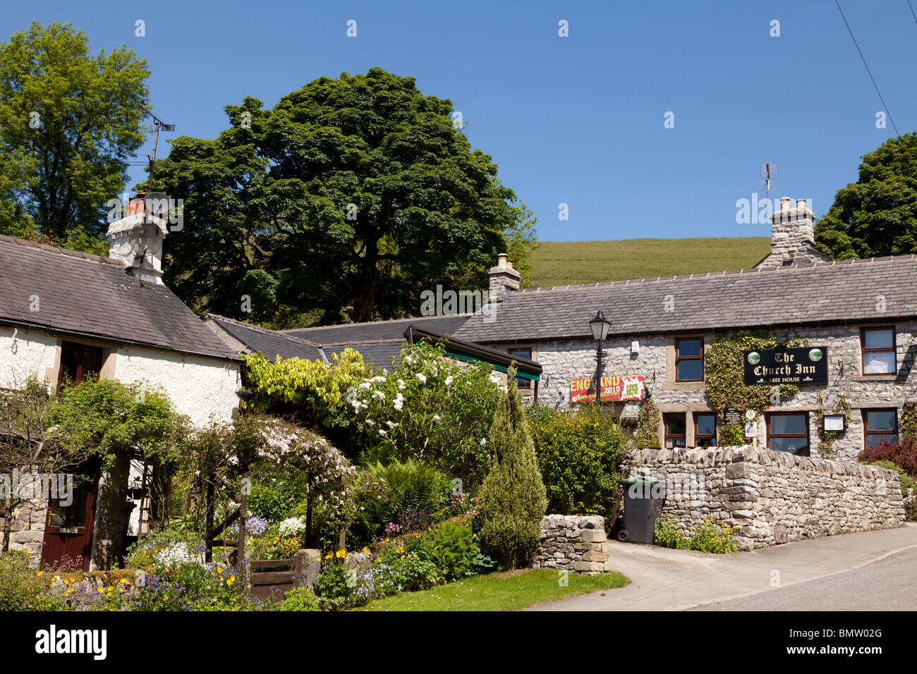 Die Kirche Inn, der Kneipe, im Dorf Chelmorton im Bereich White Peak von Derbyshire Peak District Stockfoto