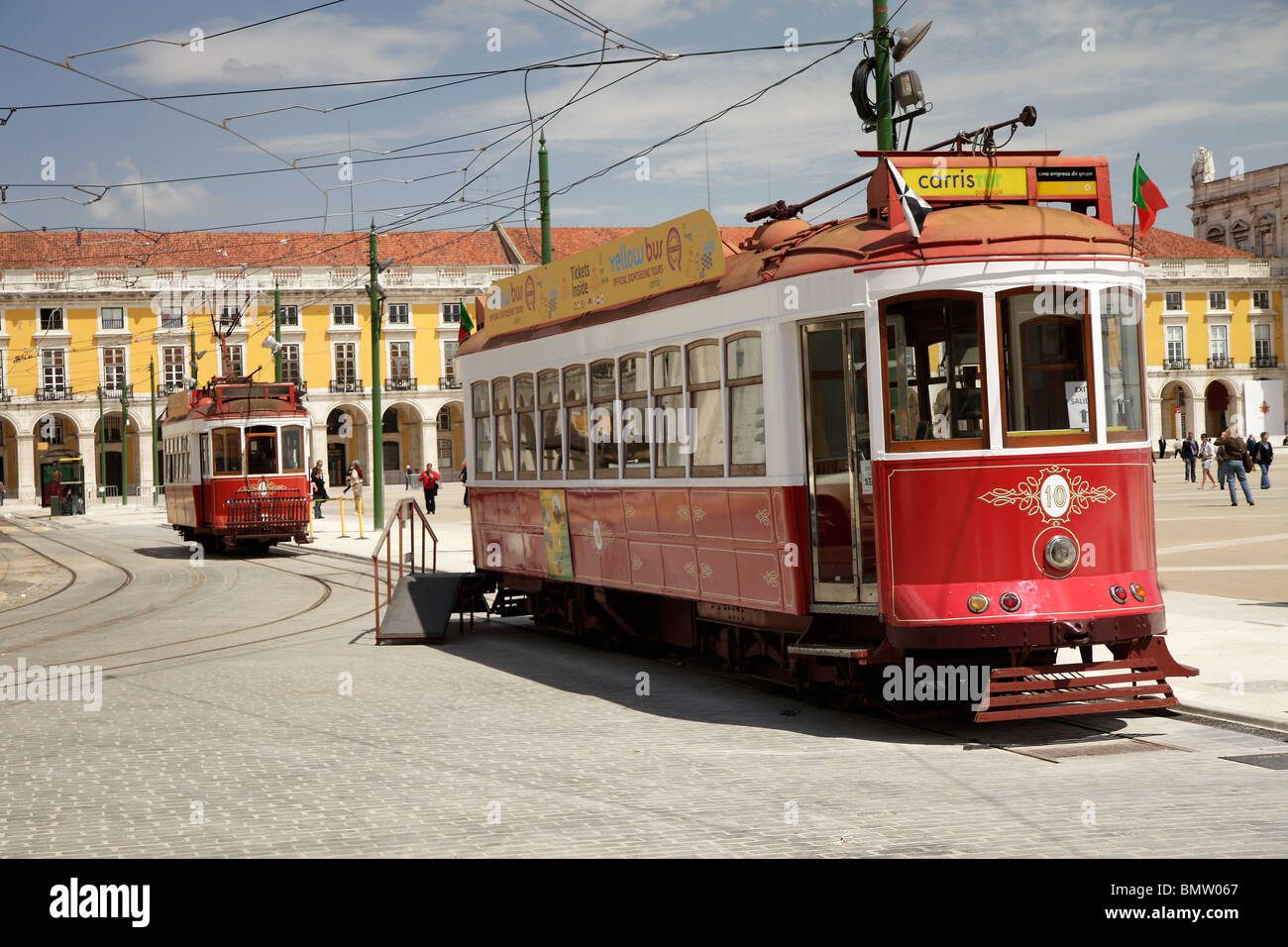 historische rote Straßenbahn auf Commerce Platz Praça Comercio oder Terreiro Paco in Lissabon, Portugal, Europa Stockfoto