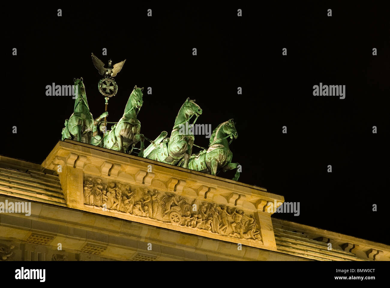 Brandenburger Tor Quadriga bei Nacht Berlin Germany Stockfoto