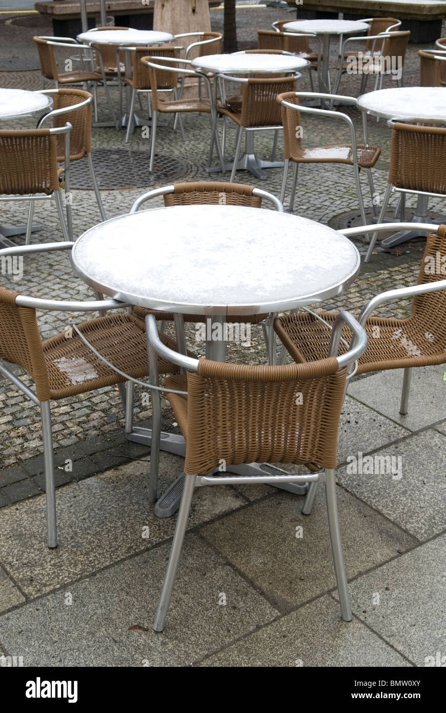 Pflaster-Café-Tischen beschneit Berlin Deutschland Stockfoto