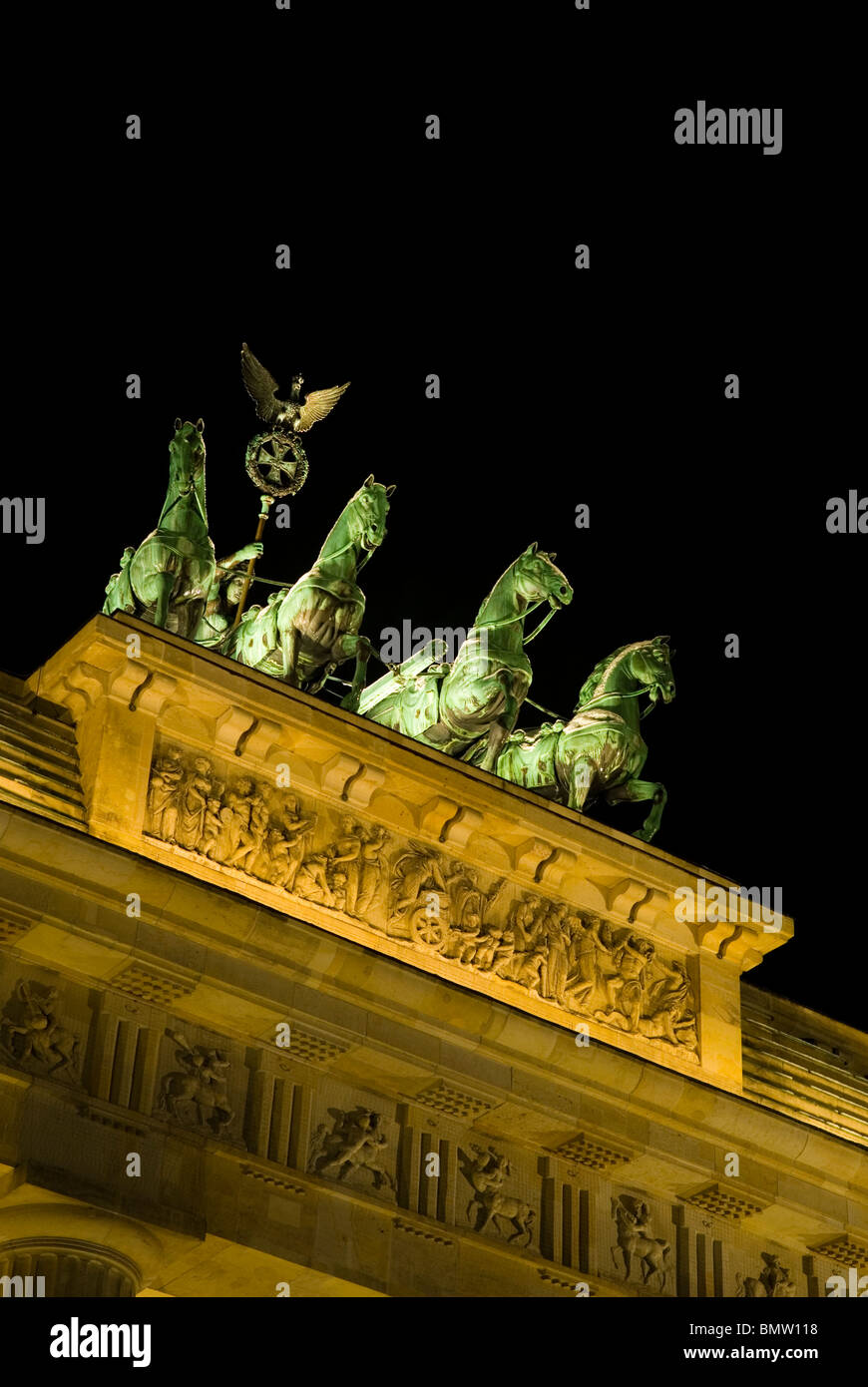 Brandenburger Tor Quadriga bei Nacht Berlin Germany Stockfoto