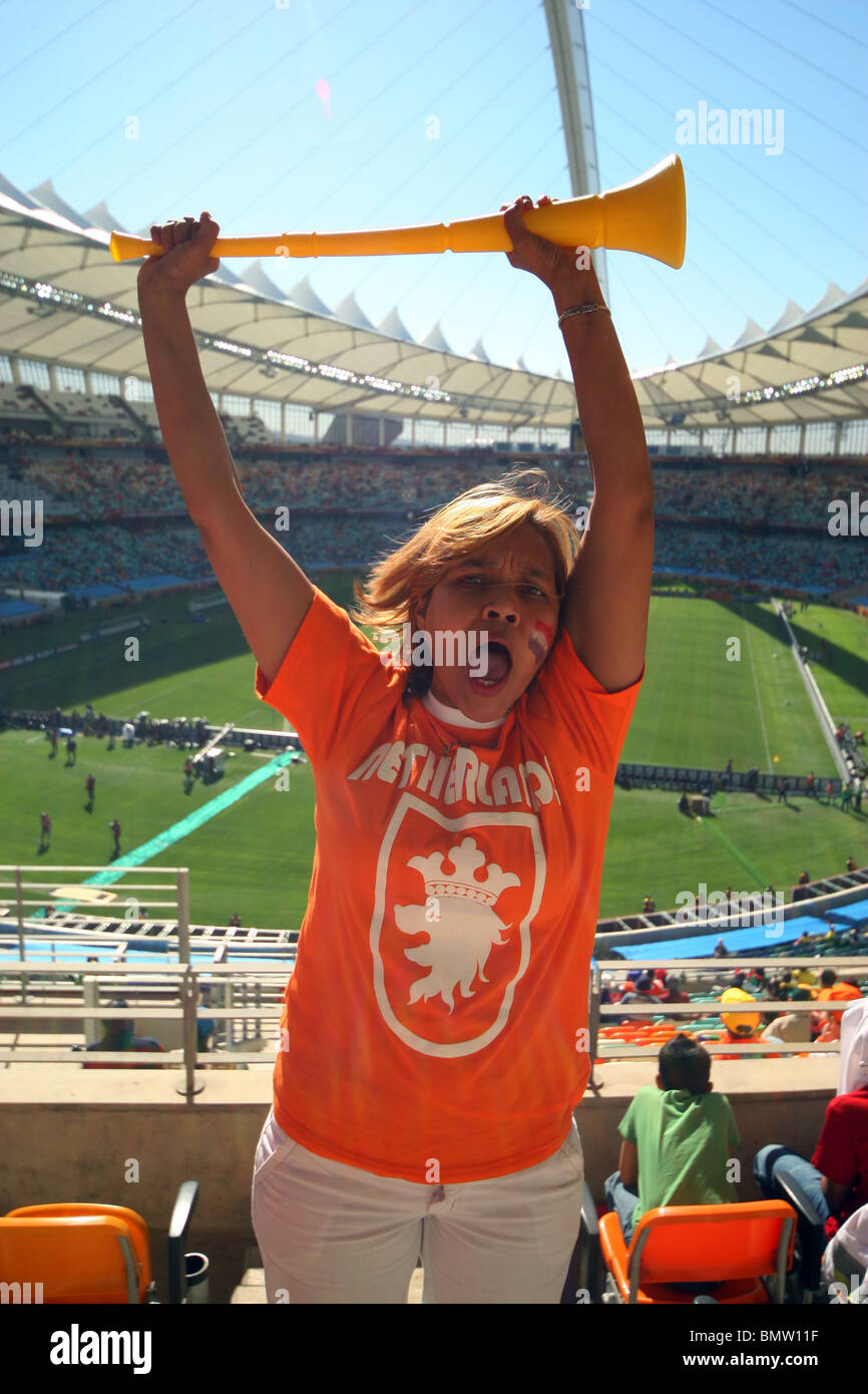 NIEDERLÄNDISCHEN FAN mit VO VO ZALAS Niederlande V JAPAN DURBAN Stadion DURBAN Südafrika 19. Juni 2010 Stockfoto