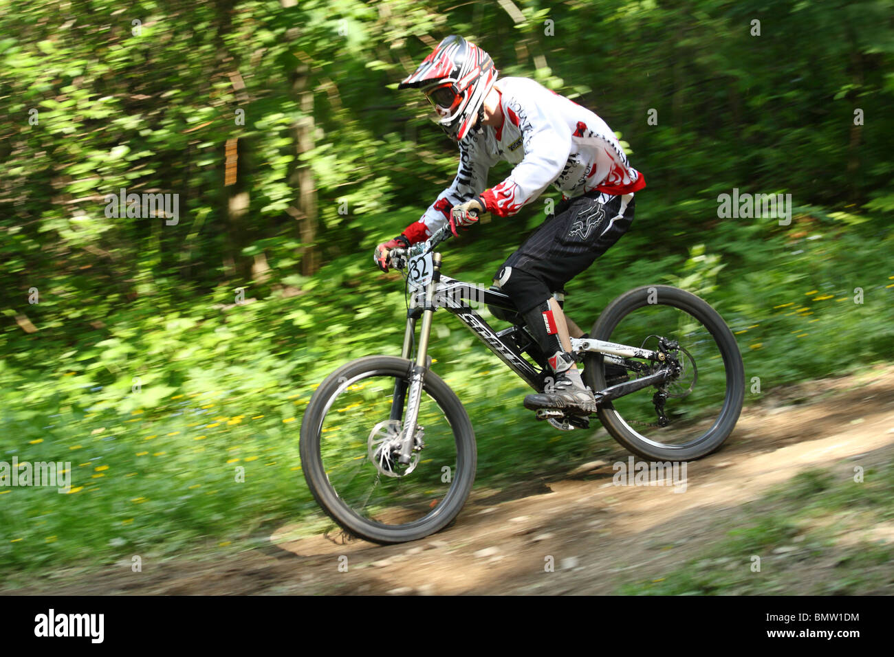 Mountainbiker im Downhill Mtb-Rennen in Szczyrk, Beskiden, Polen. Stockfoto