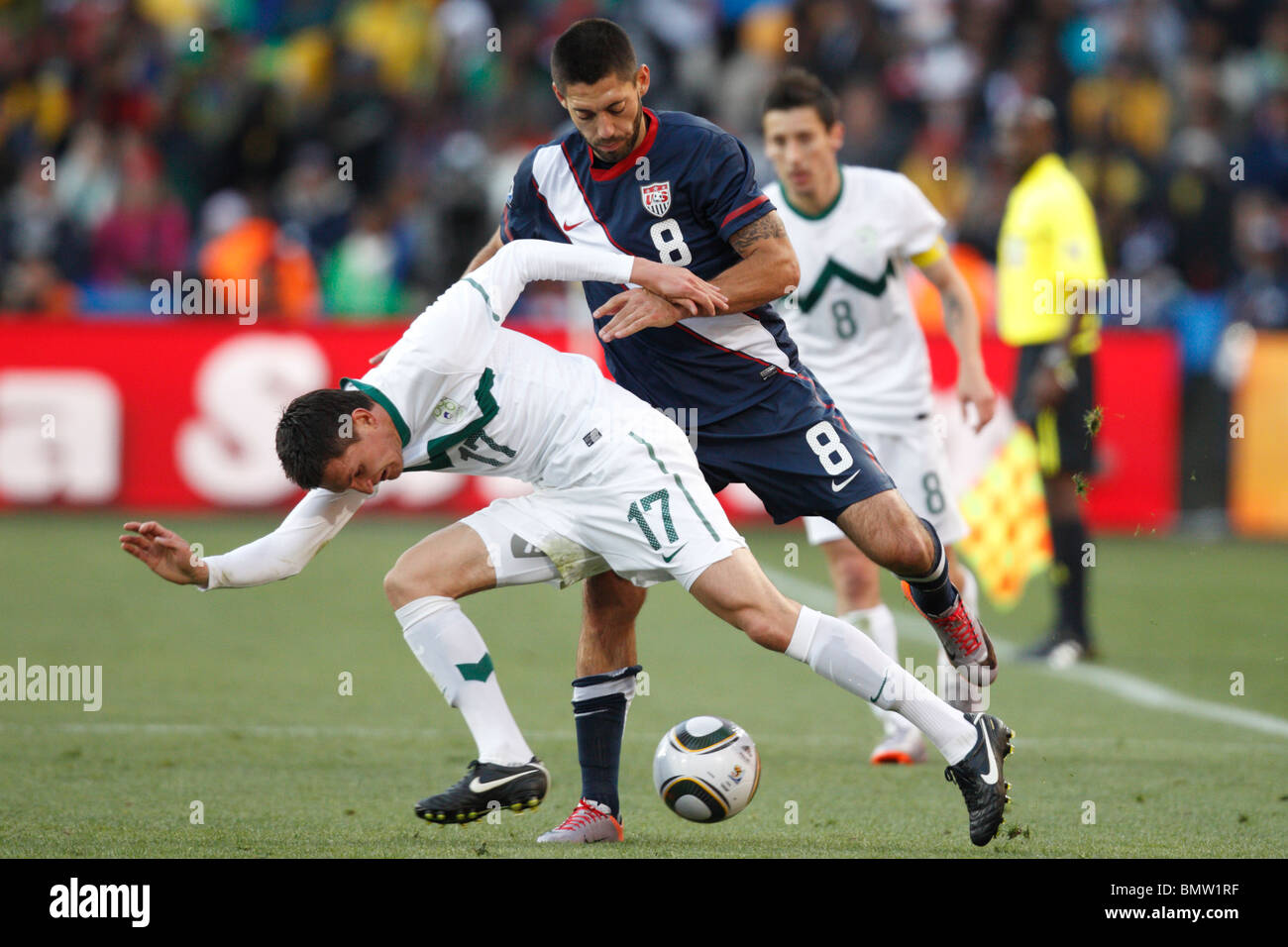Clint Dempsey aus den Vereinigten Staaten (8) verteidigt gegen Andraz Kirm aus Slowenien (17) während eines Spiels der Gruppe C 2010 am 18. Juni 2010 im Ellis Park Stadium in Johannesburg, Südafrika. Nur redaktionelle Verwendung. Keine Nutzung von Push-to-Mobilgeräten. Kommerzielle Nutzung verboten. (Foto: Jonathan Paul Larsen / Diadem Images) Stockfoto
