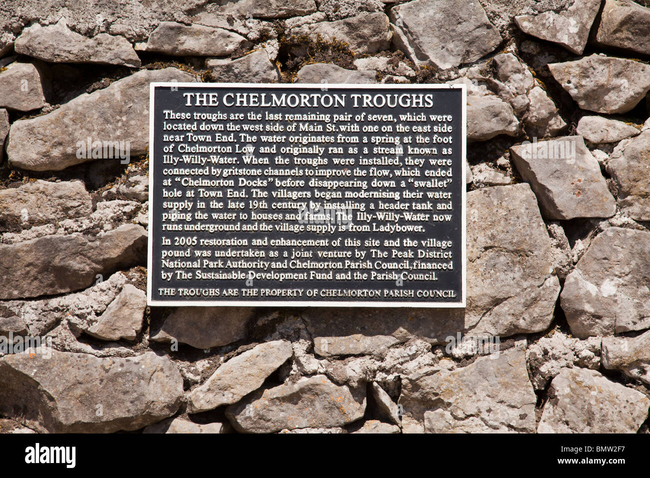 Tränken im Dorf Chelmorton im Bereich White Peak von Derbyshire Peak District Stockfoto