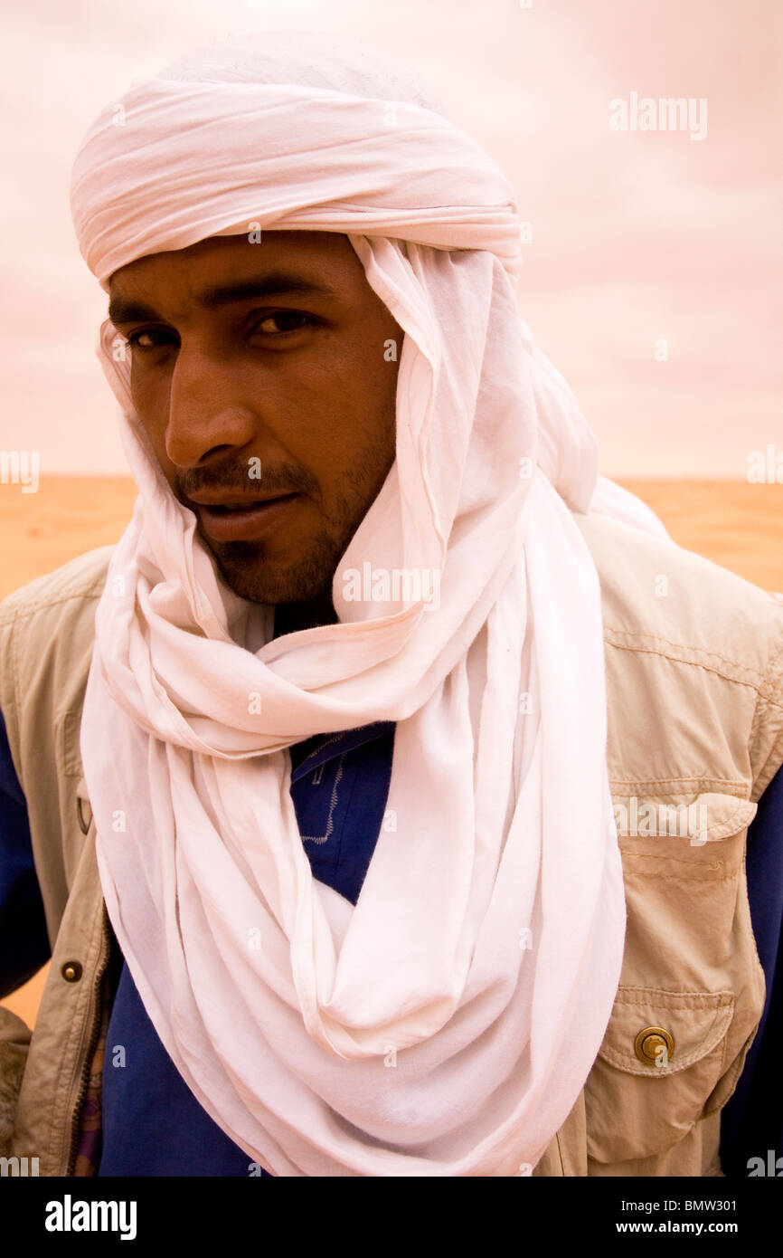 Ein arabischer Mann trägt eine traditionelle Kopfbedeckung in der Sahara- Wüste in Tunesien Stockfotografie - Alamy