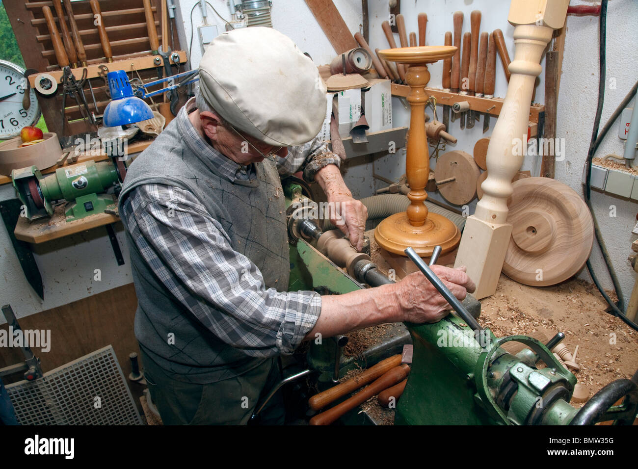 Drechseln-Master oder Drechslermeister in seine Drechslerei produziert Individuelle Drechslerarbeiten in Deutschland Stockfoto