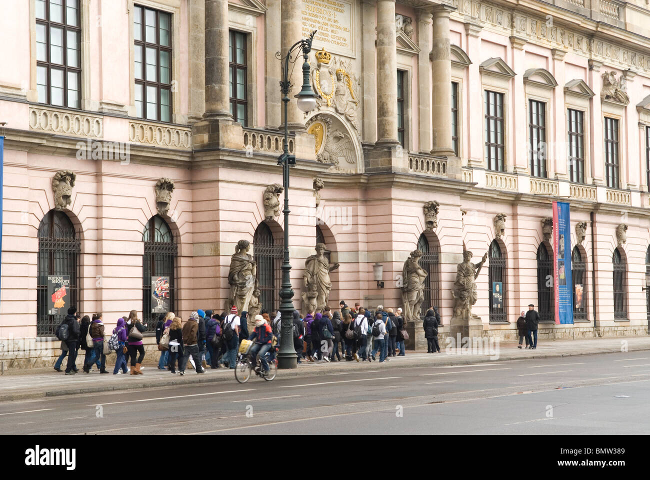 Touristen, die zu Fuß in Zeughaus Historisches Museum Unter Den Linden Berlin Deutschland Stockfoto