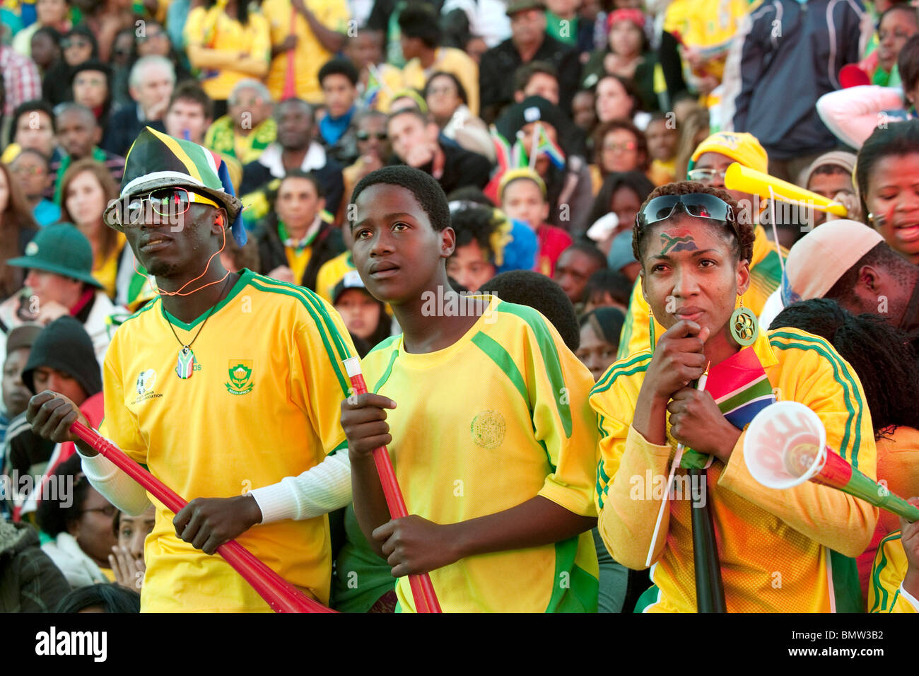 Fans bei public Viewing der FIFA-WM 2010 im V & A Waterfront in Kapstadt Südafrika Stockfoto
