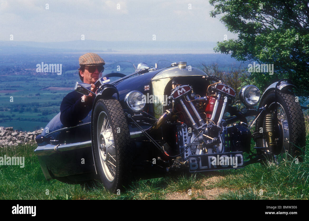 1934 Morgan Matchless Dreirad Auto auf englischen Landstraße Stockfoto