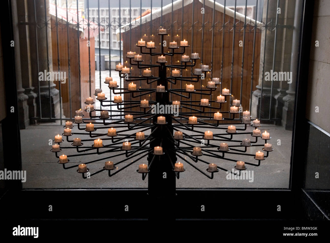 Kerzen im Inneren Kaiser Gedächtniskirche Wilhelm Gedächtniskirche anzeigen Stockfoto