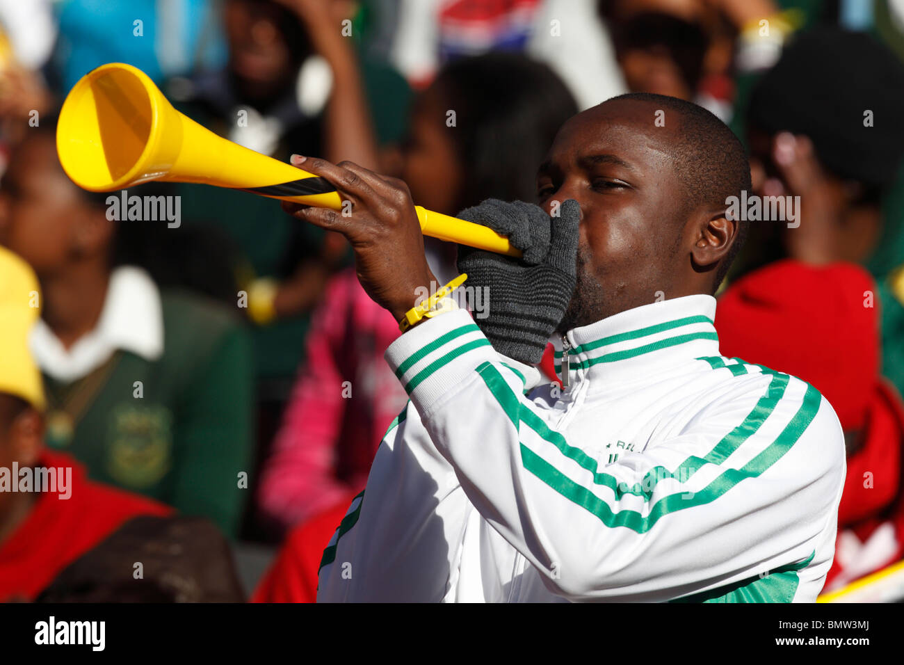 Mann bläst eine Vuvuzela bei einer 2010 FIFA World Cup Football match zwischen Slowenien und den USA 18. Juni 2010. Stockfoto