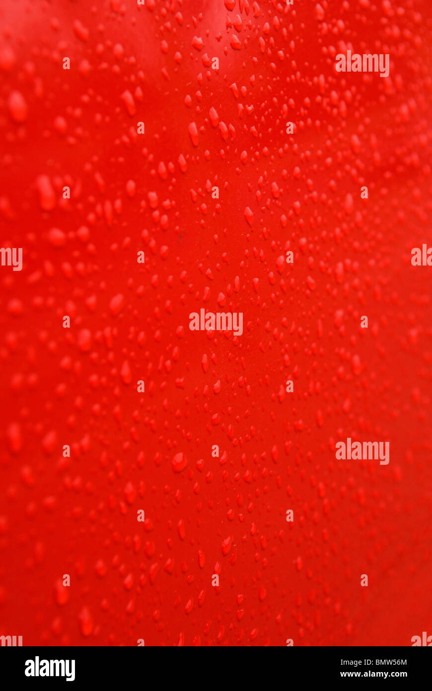 Abstrakte Textur auf roten Wassertropfen Hintergrund Stockfoto