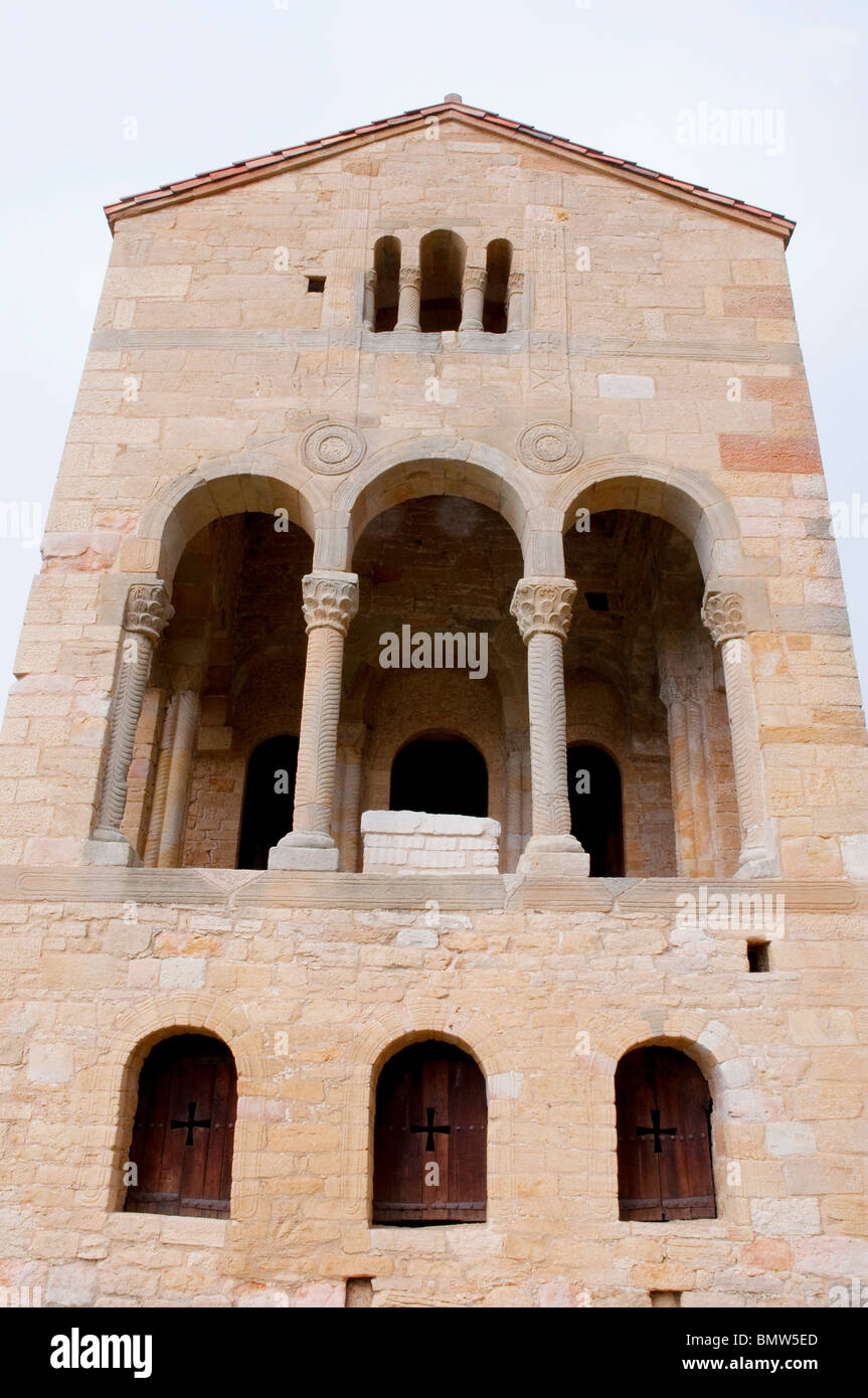 Fassade der Kirche Santa Maria del Naranco. Provinz Oviedo, Asturien, Spanien. Stockfoto