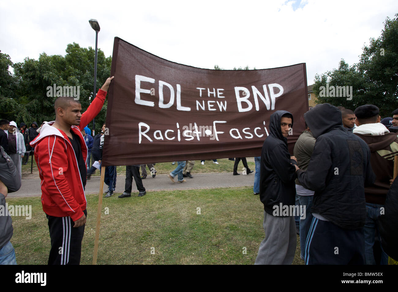 Anti-faschistische Protestmarsch durch East London, England, UK. Stockfoto