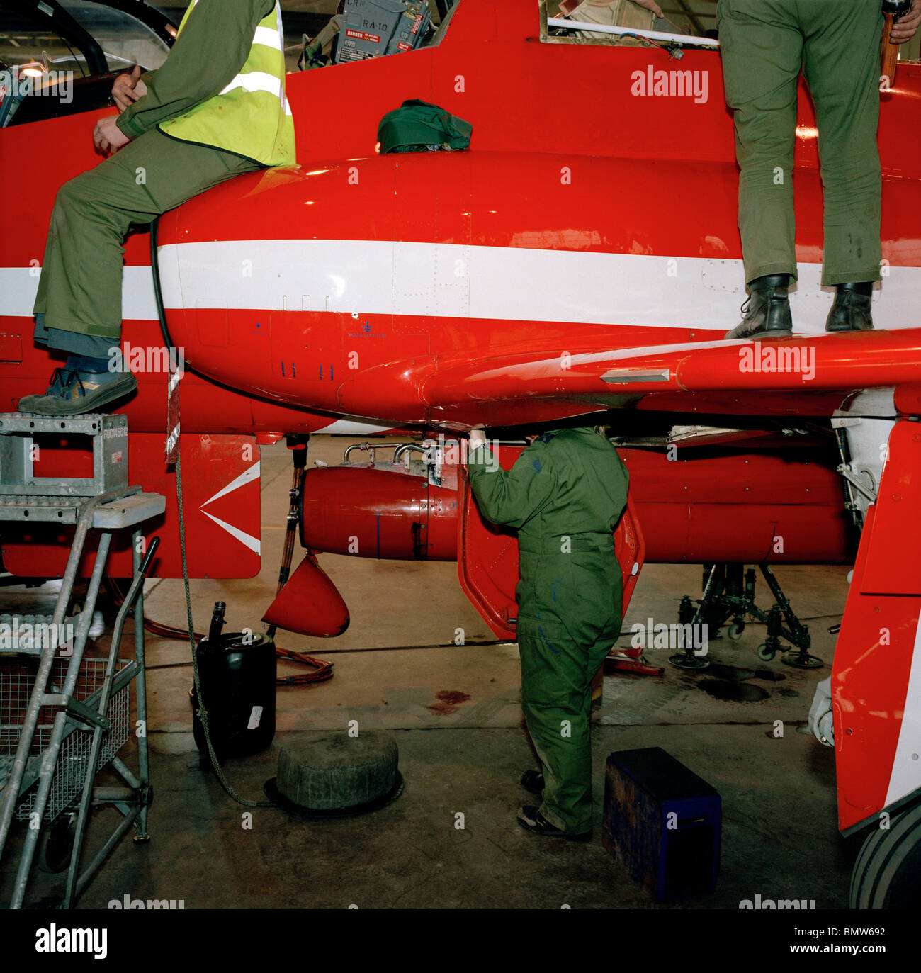 Spezialisten führen routinemäßige Wartungsarbeiten auf Hawk Jet in die Red Arrows-Team-Hangar. Stockfoto