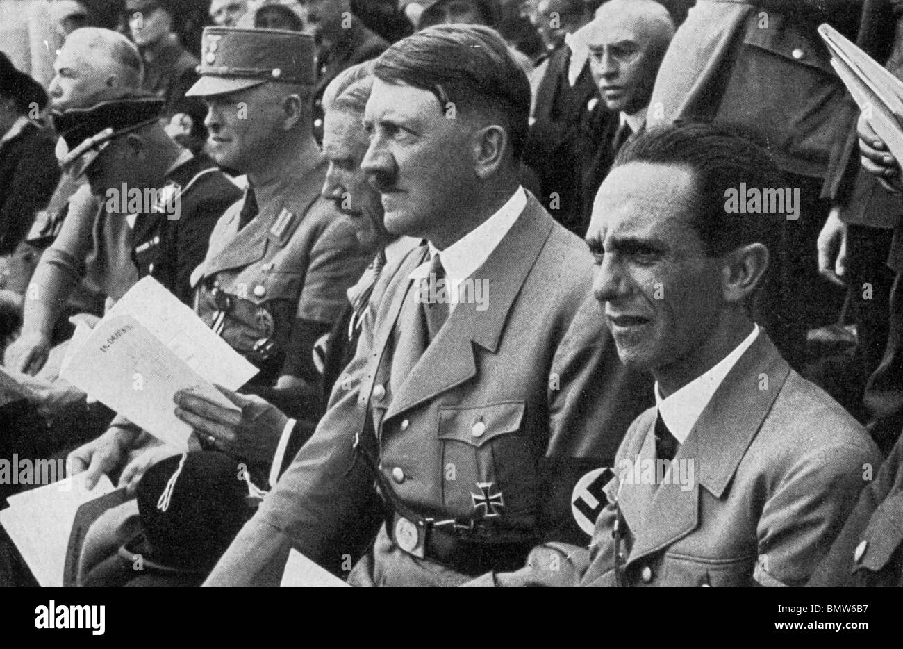 ADOLF HITLER mit Joseph Goebbels auf der rechten Seite über 1933 Stockfoto