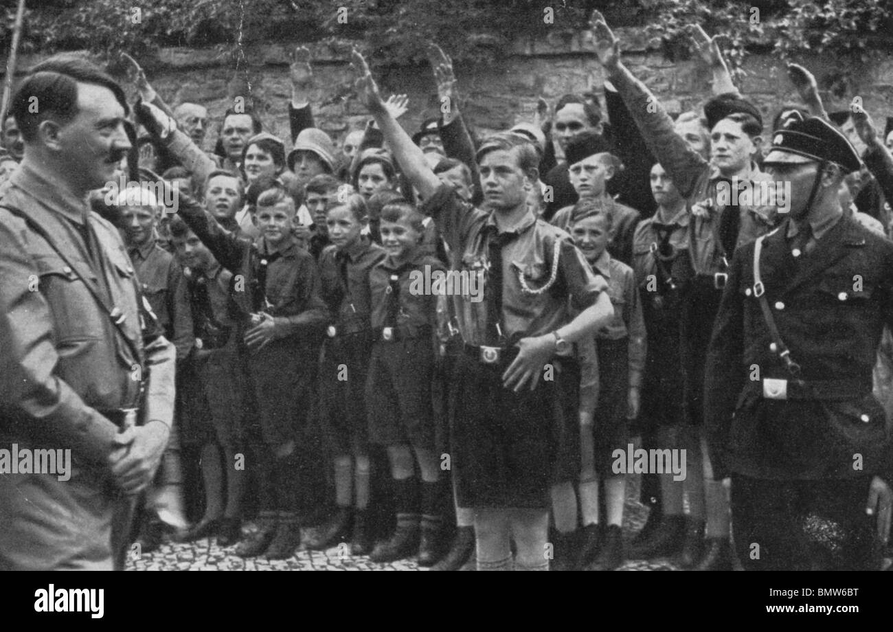 ADOLF HITLER mit Mitgliedern der Hitlerjugend über 1934 Stockfoto