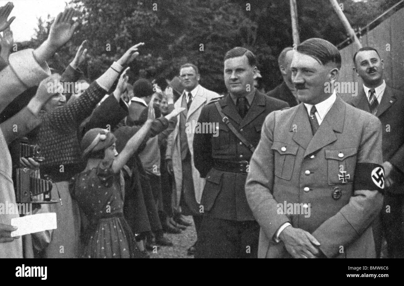 ADOLF HITLER über 1934 mit Masse geben den Seig Heil Gruß Stockfoto