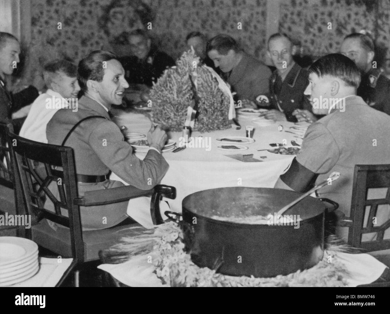 ADOLF HITLER auf der rechten Seite mit Joseph Goebbels und Goebbels die einzige Sohn Gunther Stockfoto